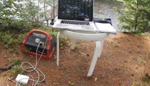 屋外で充電中のノートパソコン