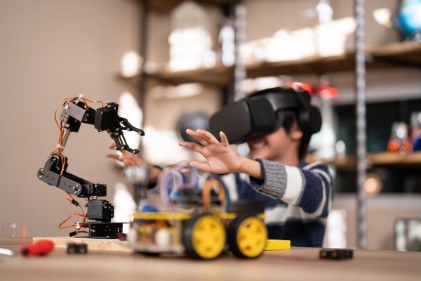 VRヘッドセットを使用してロボットと遊ぶ少年