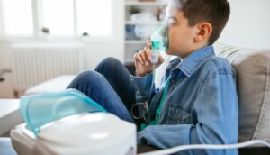 呼吸ガス経路を持つ医療機器を使用する子供