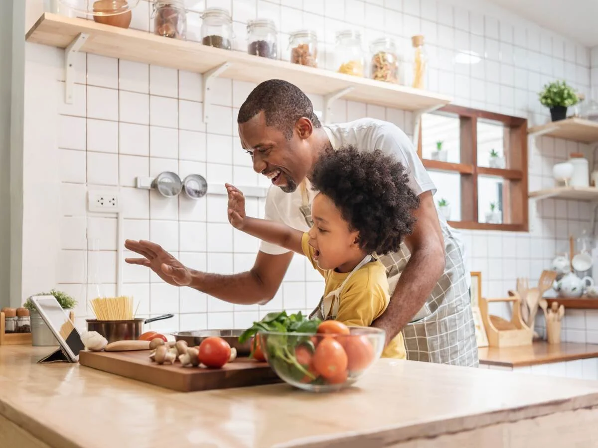 G1237702412-Father_and_son_cooking-ULcom-HEADER-2400x1600-1.webp